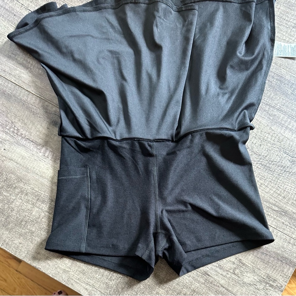 Old Navy Active Cloud+ Go Dry Skort in black. Medium. Perfect condition! - Picture 3 of 7